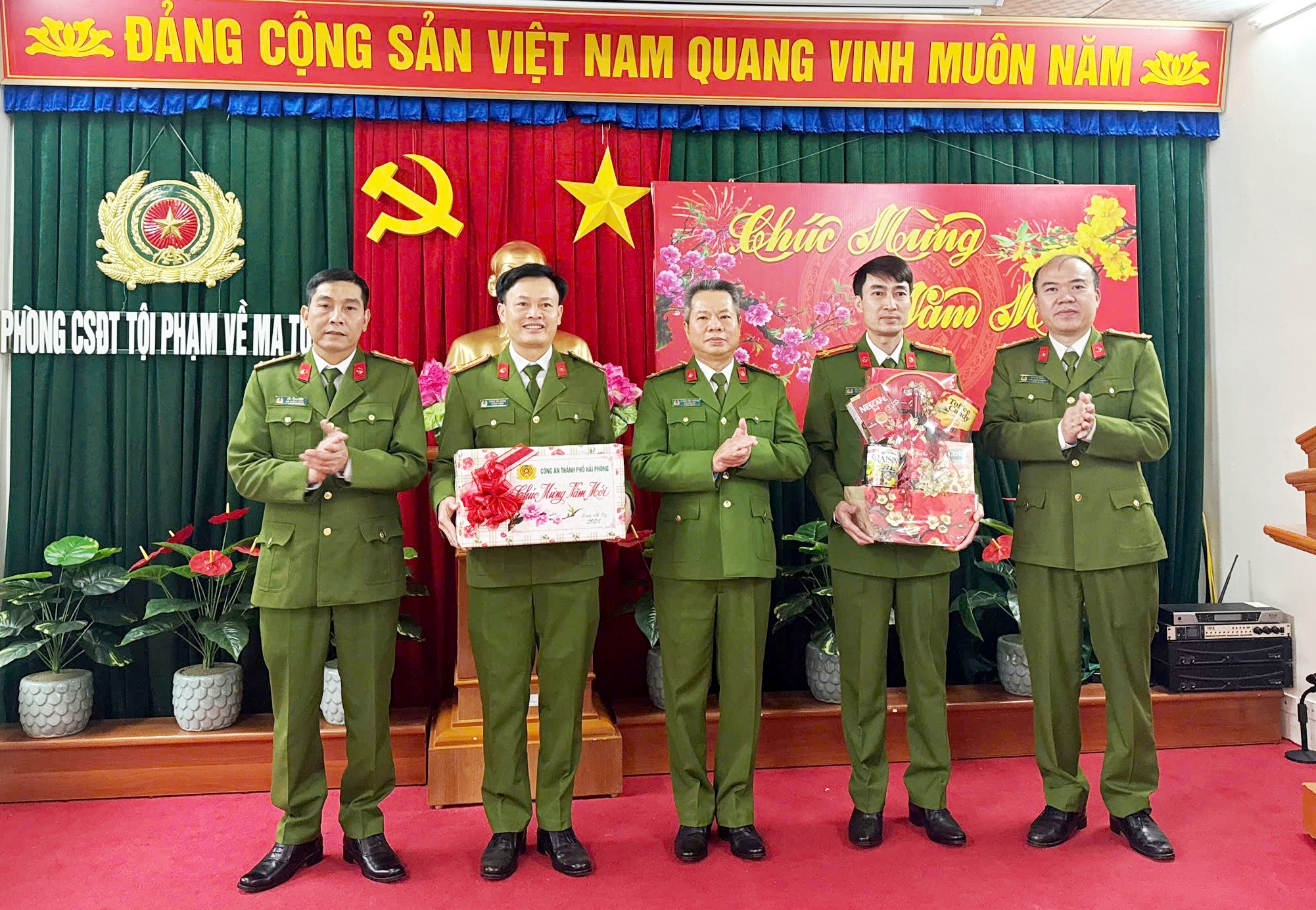 Đại tá Lê Nguyên Trường – Phó Giám đốc CATP thăm, chúc Tết Phòng Cảnh sát ĐTTP về ma tuý